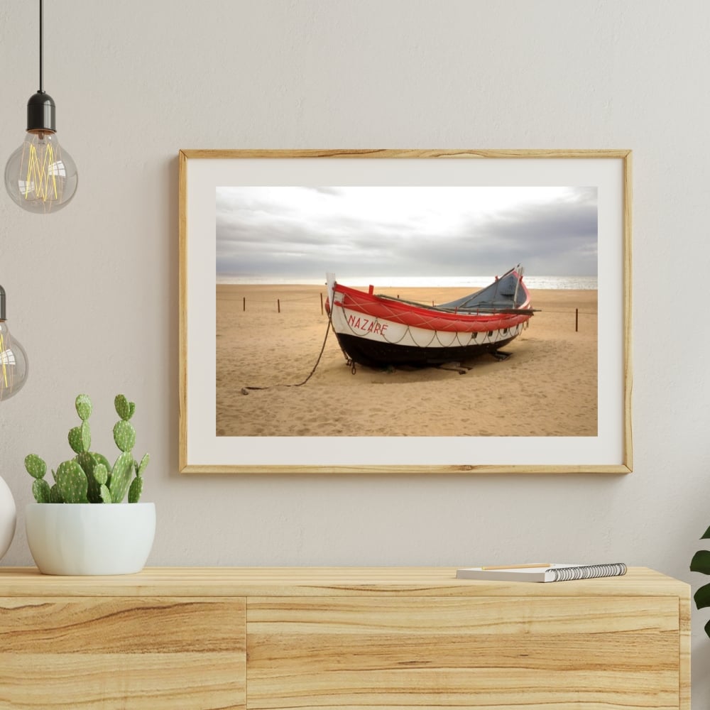 Bateau de pêche traditionnel sur la plage - Nazaré, Portugal
