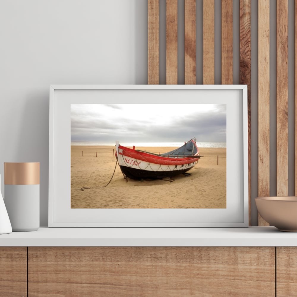 Bateau de pêche traditionnel sur la plage - Nazaré, Portugal