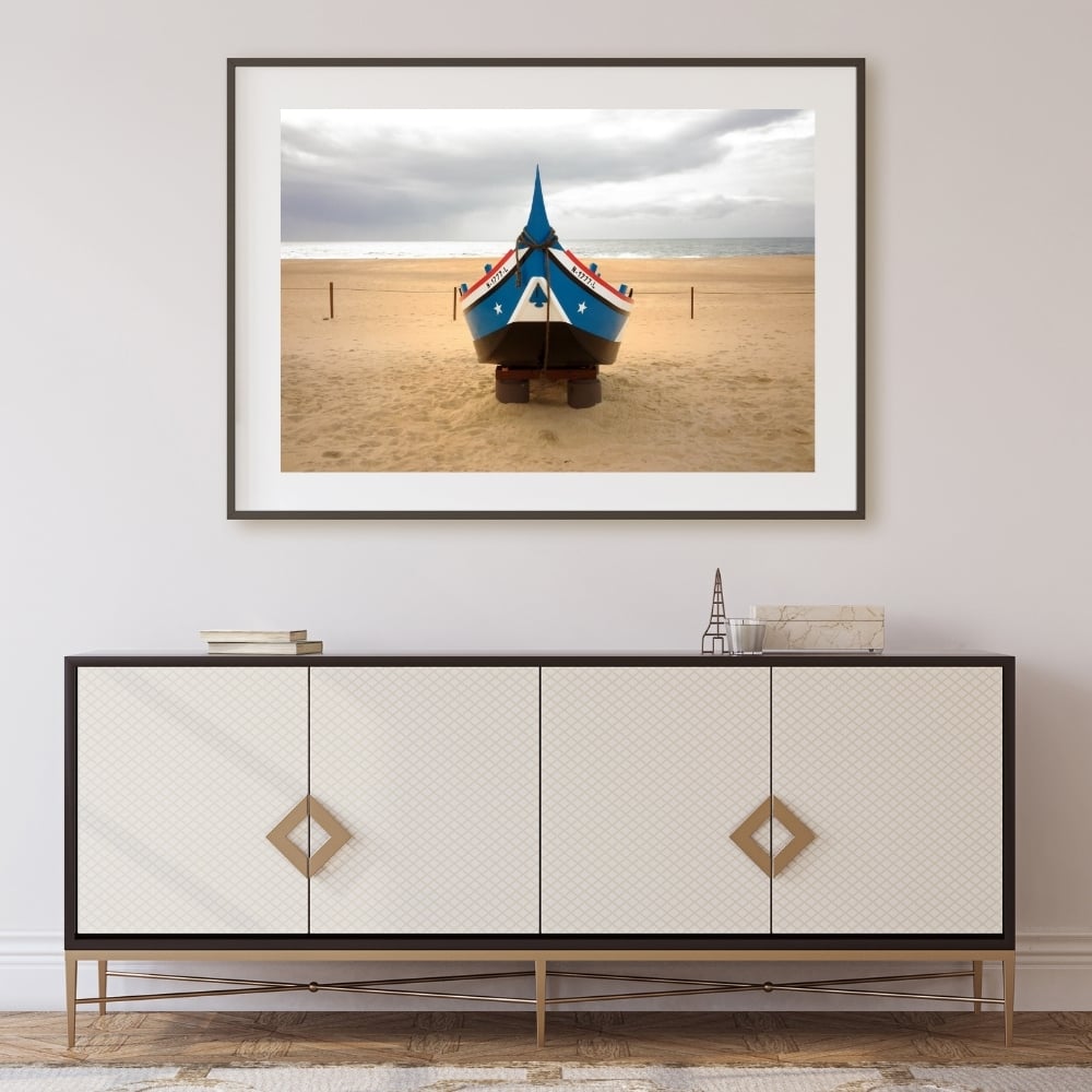 Bateau de pêche traditionnel sur la plage - Nazaré, Portugal