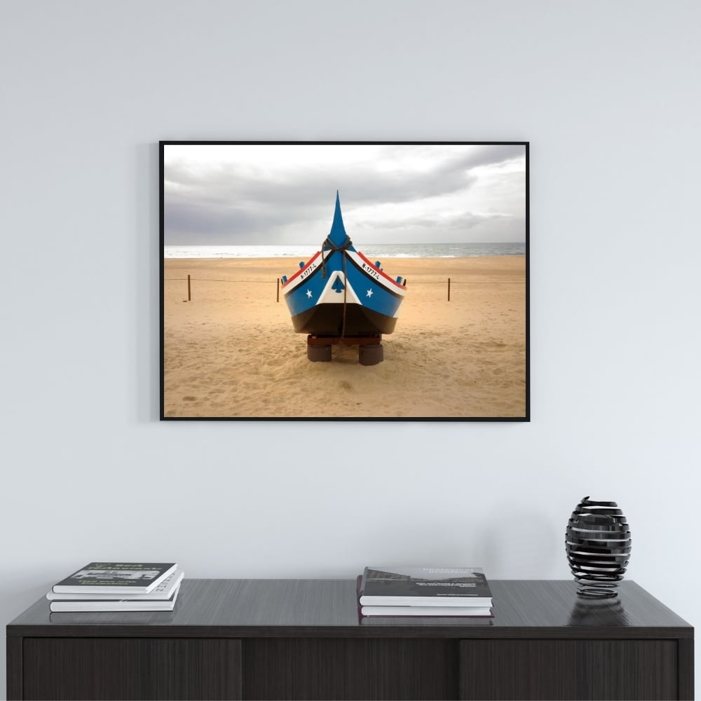 Bateau de pêche traditionnel sur la plage - Nazaré, Portugal