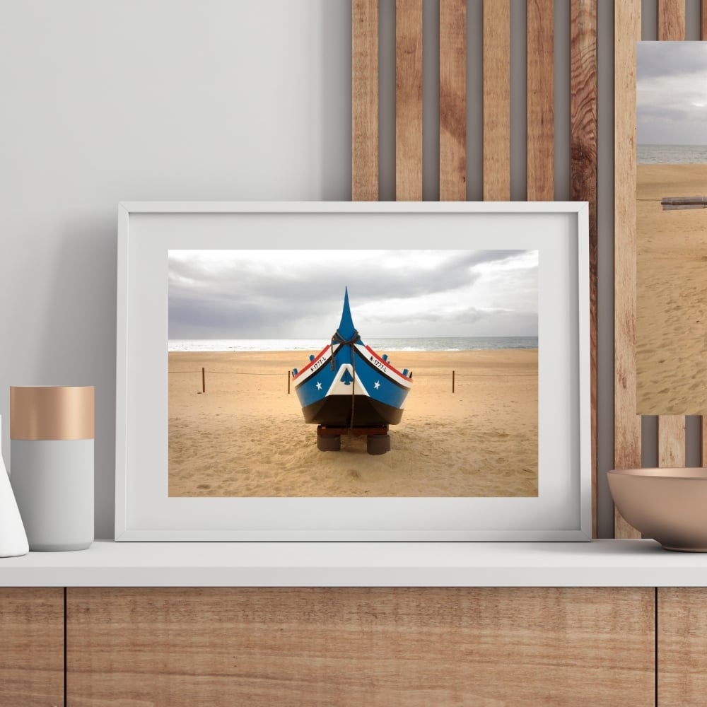 Bateau de pêche traditionnel sur la plage - Nazaré, Portugal
