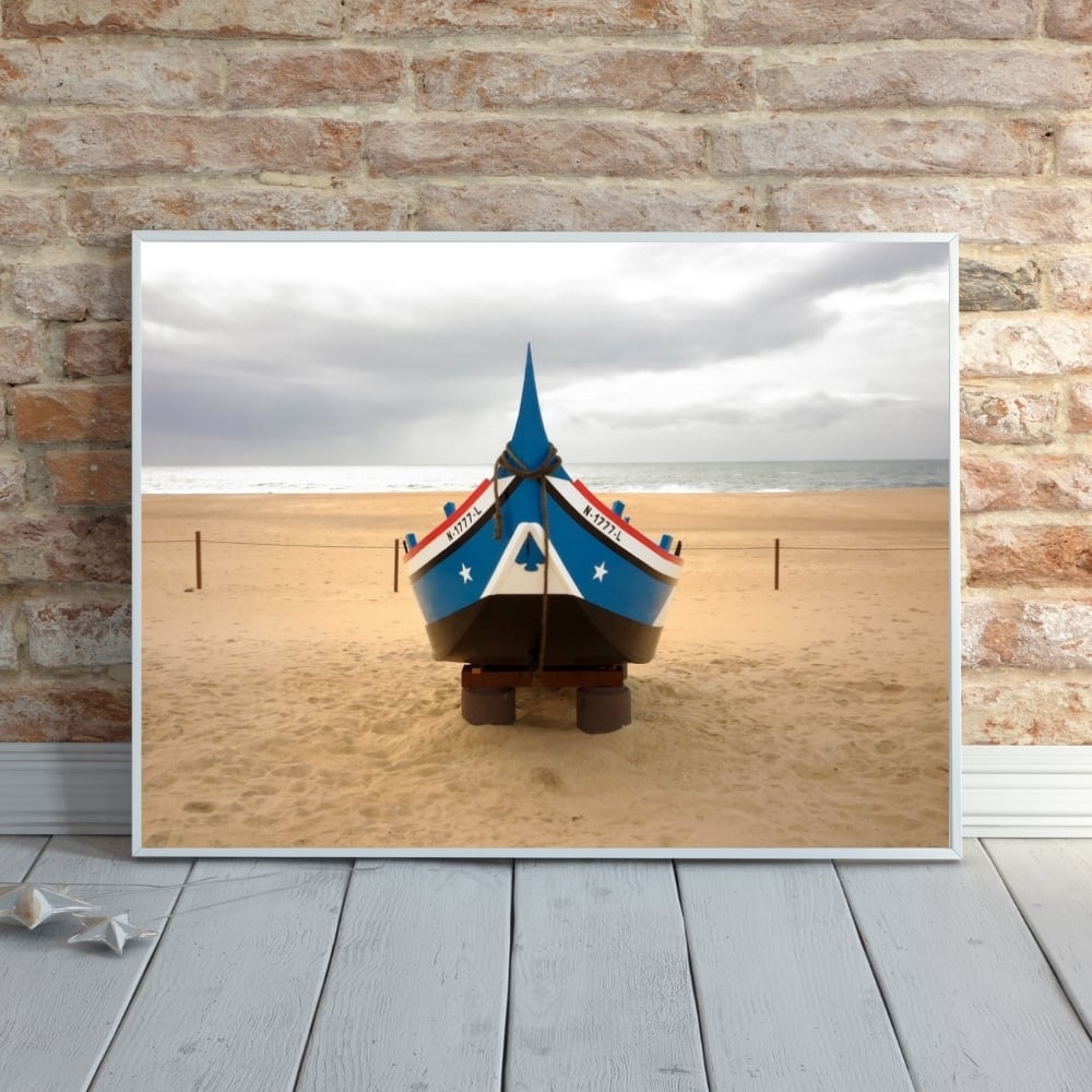 Bateau de pêche traditionnel sur la plage - Nazaré, Portugal