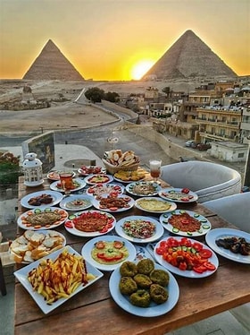 1. Koshari 2. Ful medames 3. Molokhia 4. Tahini 5. Baba ganoush 6. Pide egiptean 7. Mahshi 8. Fattah 9. Hummus 10. Kofta
