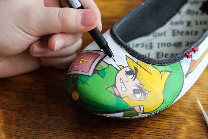 Drawing finishing details on hand-painted shoe