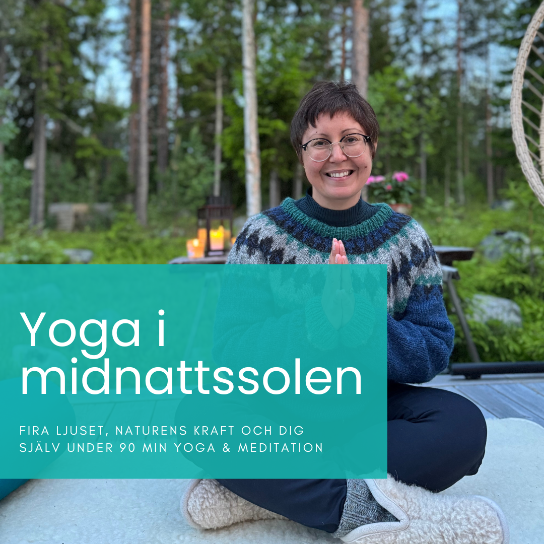 Bild på Pia i ljuset vid midnatt utomhus sittande i yogaposition med händer framför hjärtat