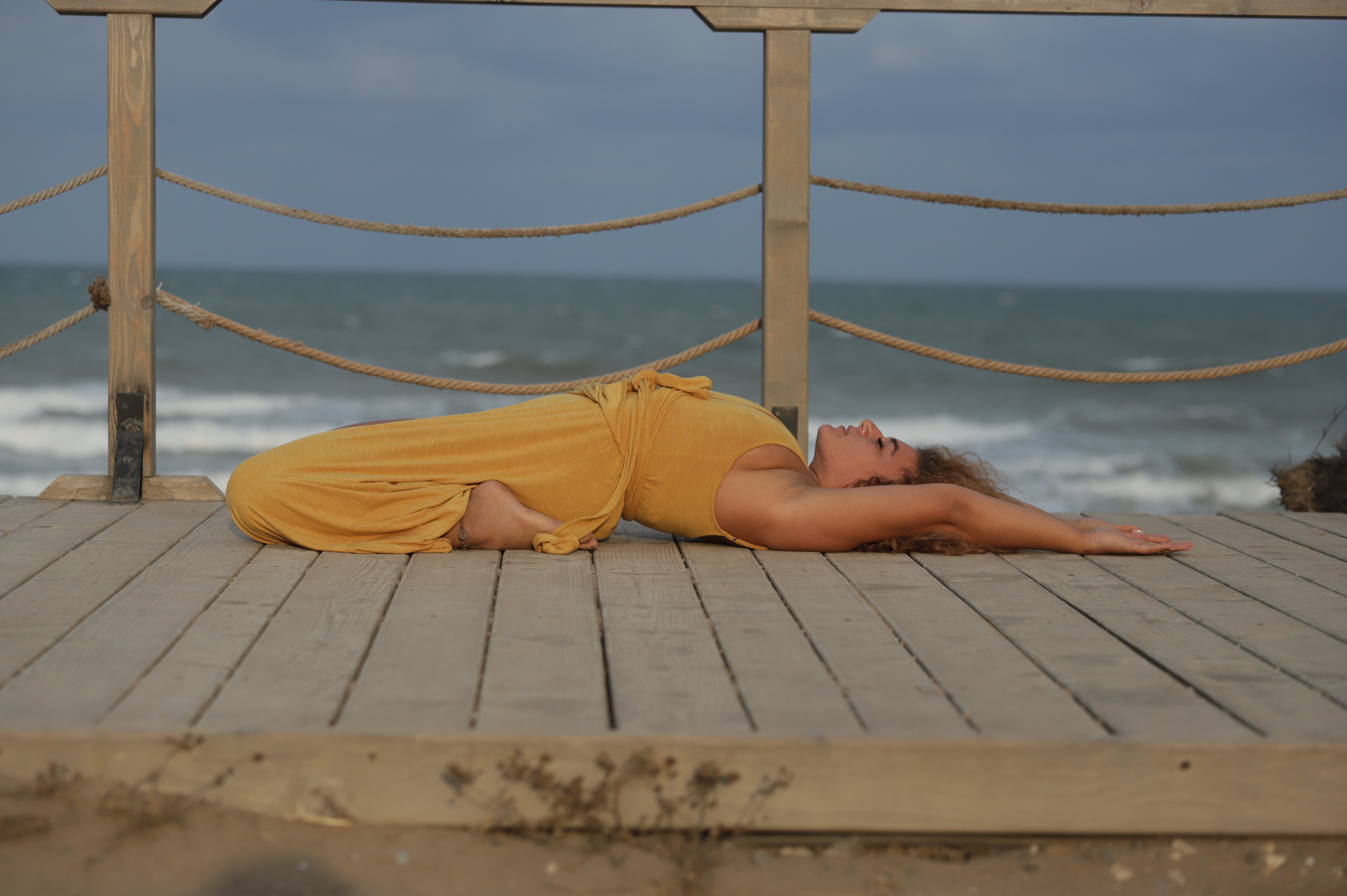 Suptavajrasana postura yoga alchimia vietii la mare in natura Mariana Dobre