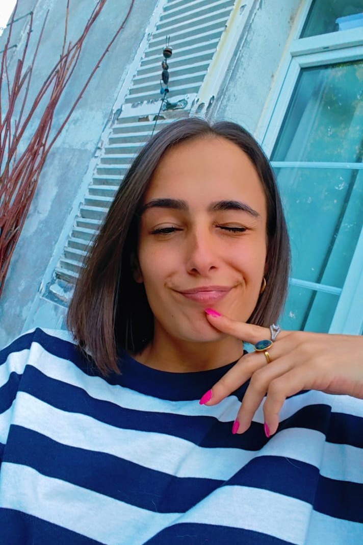 portrait/selfie de manon bouillot, créatrice de entrecorpsetracine, maman solo partageant bien-être, authenticité et routines positives