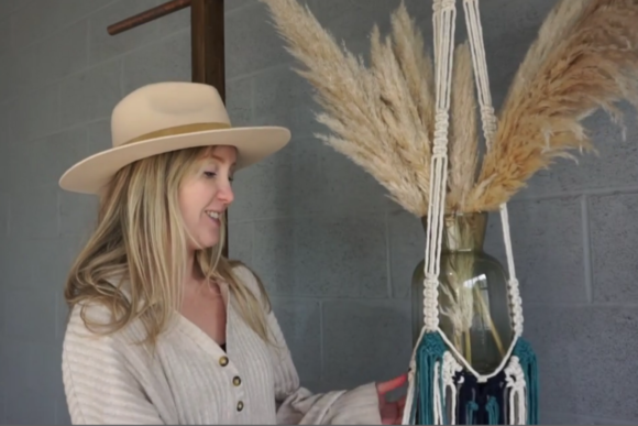 Beautiful Macramé Plant Hanger video tutorial