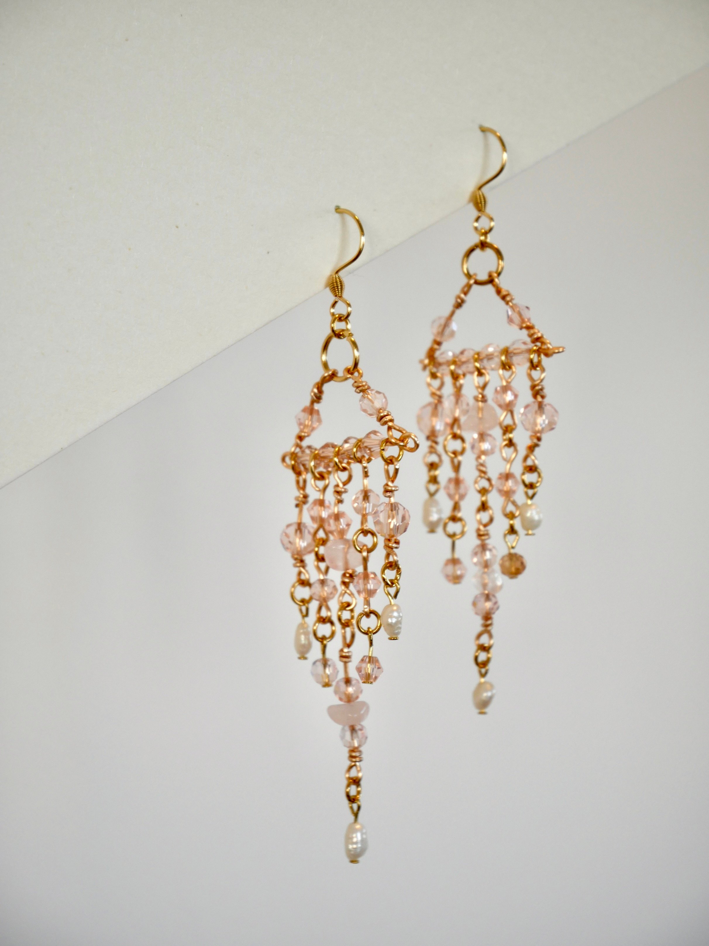 Boucles D'oreilles Pendantes Faites Main - Boules Roses Pâle Avec Strass Et Perles Facettées - Alliage, France