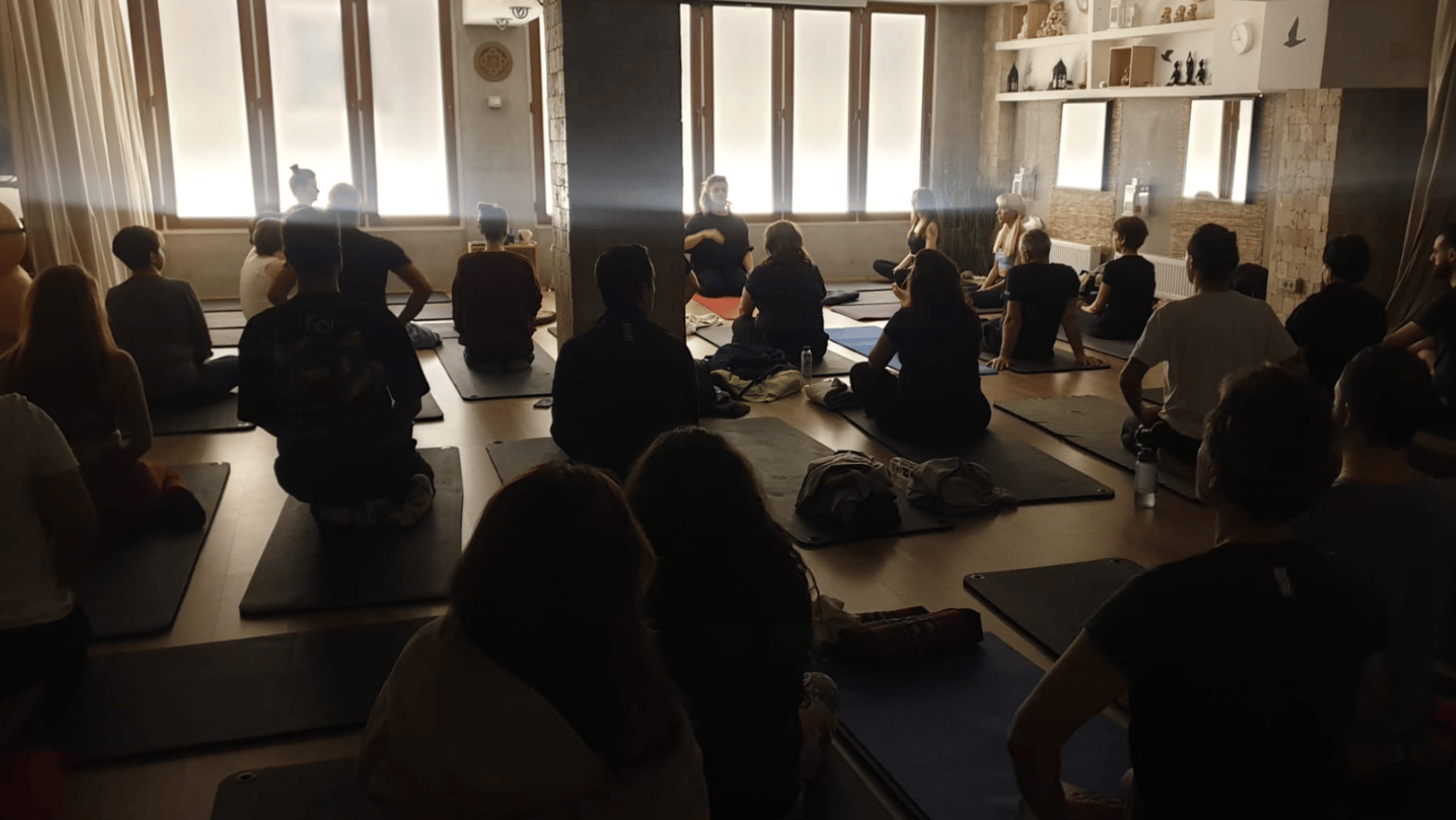 sesiune de teorie yoga in cadrul cursului de yoga din bucuresti elementar by maya din strada fagetului 5