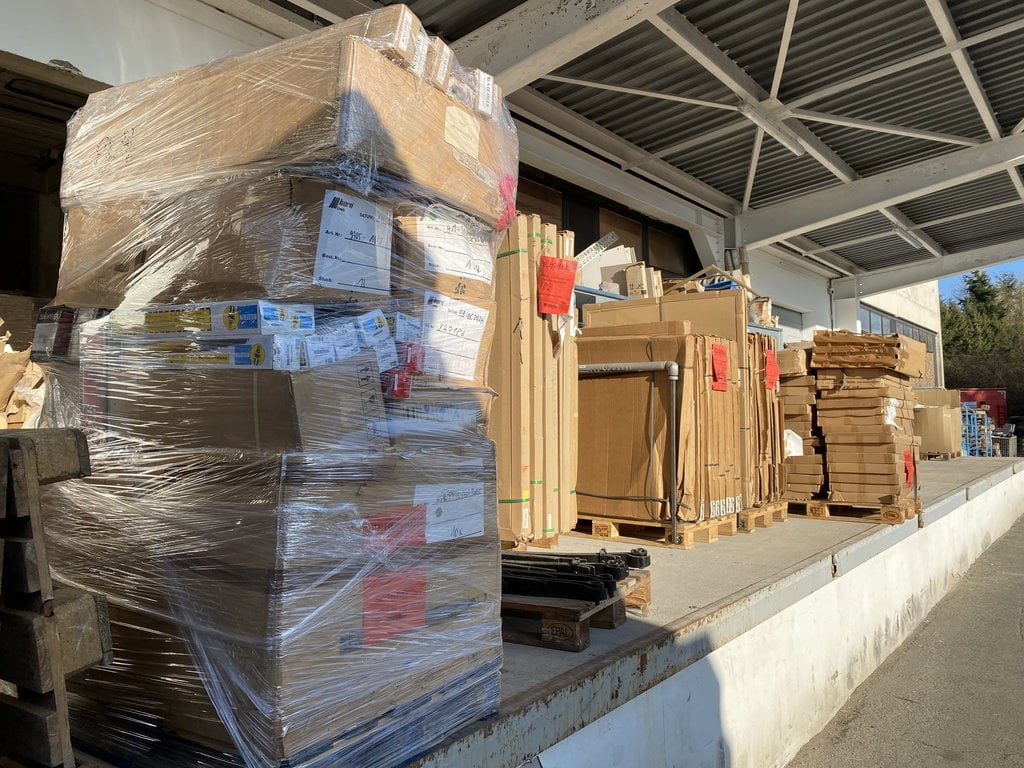 Großhandel Restposten kaufen: Bunte Mischpalette mit verschiedenen Waren wie Spielzeug, Haushaltsartikeln und Geschenkideen in einem gut sortierten Lagerhaus. Ideal für Wiederverkäufer, die ihr Sortiment erweitern möchten