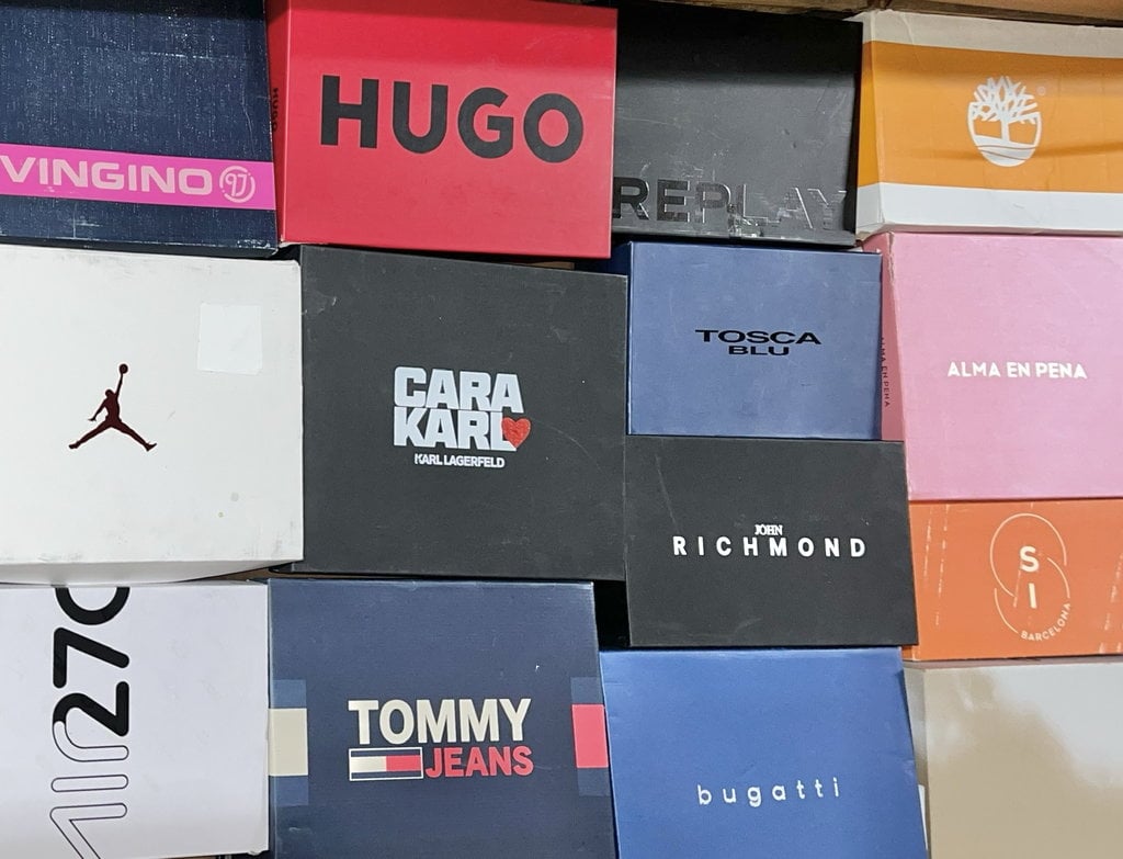 Günstige Restposten Großhandel: Stapel von geordneten Kartons mit Ware auf einer Palette in einem Lager. Perfekte sortierte Posten für Wiederverkäufer, um hohe Handelsspanne und Profit zu erzielen