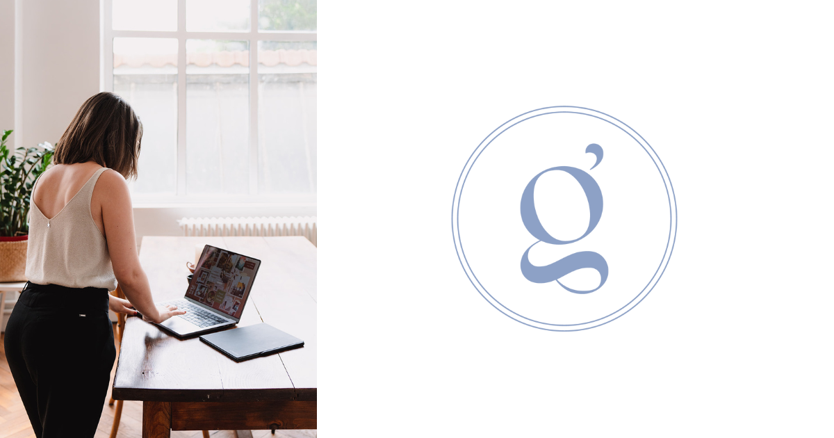 Jeune femme entrepreneure qui écrit debout sur son ordinateur de dos