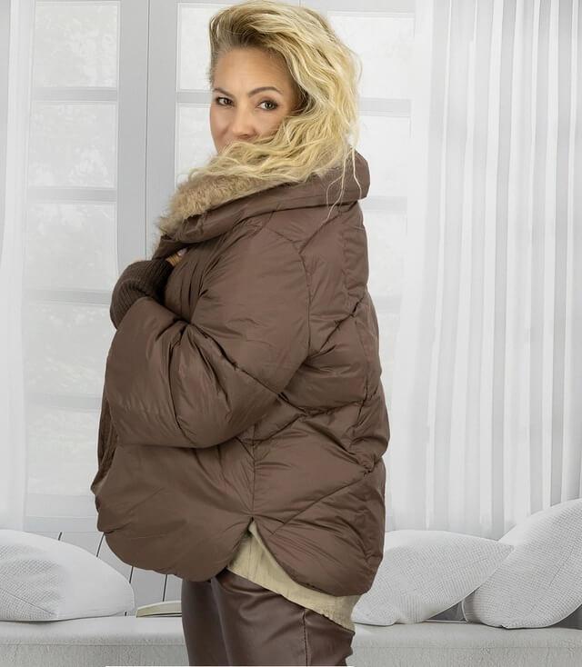 Damenjacke mit Kapuze in Braun, gefüttert, glatter Stoff, seitliche Ansicht mit fröhlicher Pose.