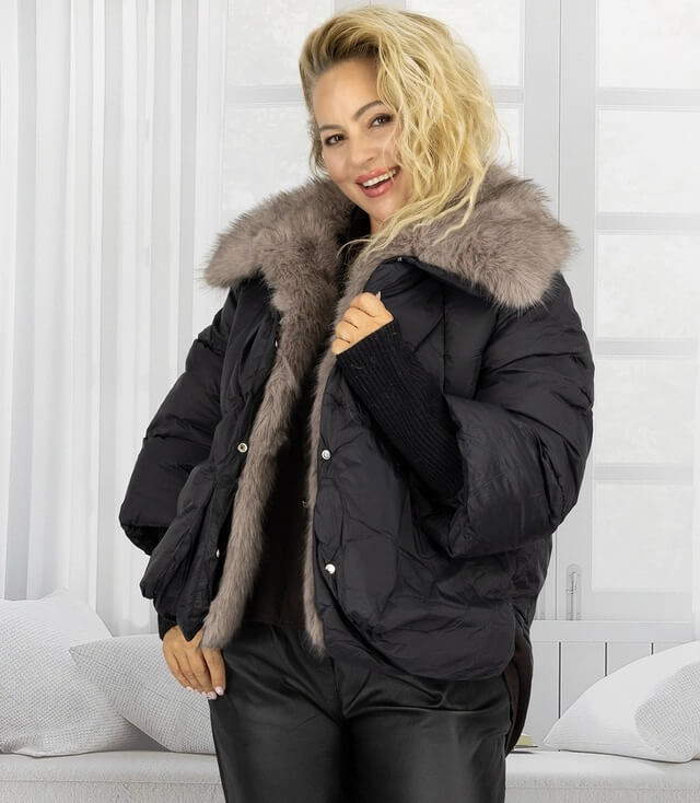 Damenjacke mit grauem Kunstfellkragen, in Schwarz, lässig getragen, mit glänzender Oberfläche.