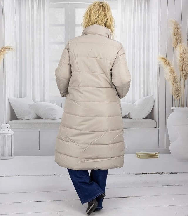 Damen lange Steppjacke in Beige, Rückansicht mit hohem Kragen und seitlichen Taschen.