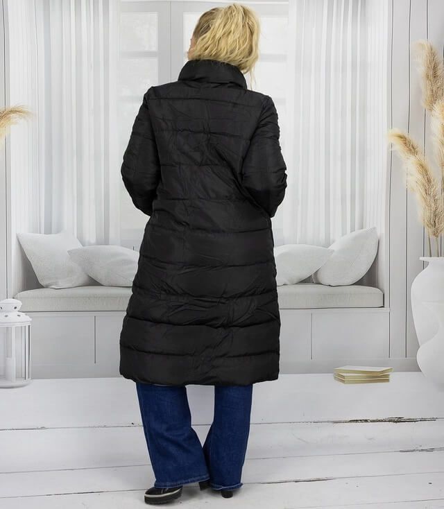 Schwarzer langer Wintermantel mit Puffärmel und hohem Kragen, von hinten abgebildet.