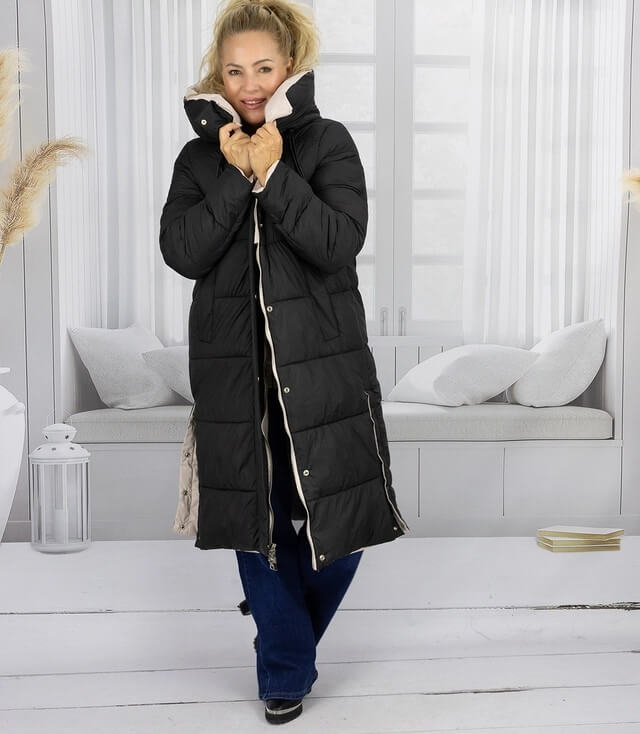Elegante schwarze Winterjacke mit Kapuze und langen Ärmeln, perfekt für kalte Tage.