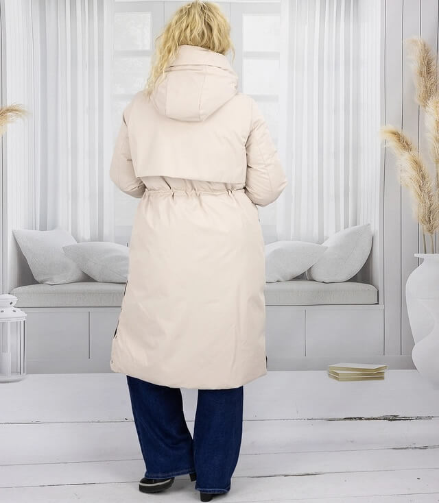 Damen Steppmantel in Beige, Rückansicht mit Kapuze und tailliertem Schnitt, ideal für kühle Tage.