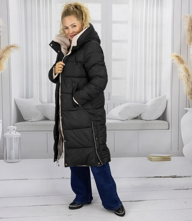 Damensteppmantel in Schwarz mit hohem Kragen, vorne geschlossen, präsentiert von einer lächelnden Frau.