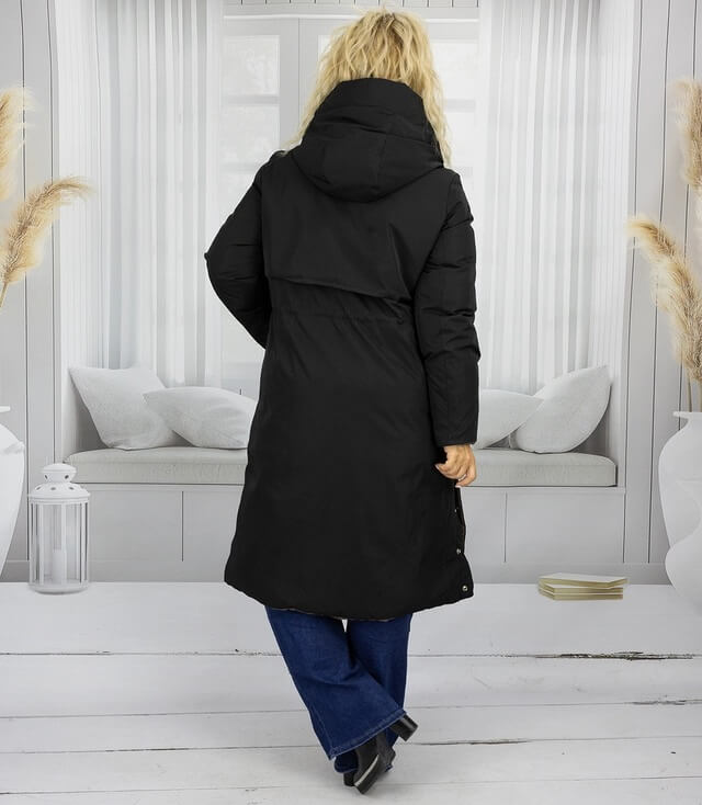 Damen schwarzer Wintermantel mit Kapuze, Rückansicht, in einem modernen Wohnambiente.