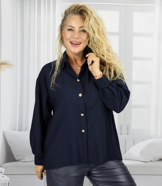 Moderne oversized Bluse in Blau mit Knopfleiste und lässigem Schnitt, ideal für einen entspannten Look.