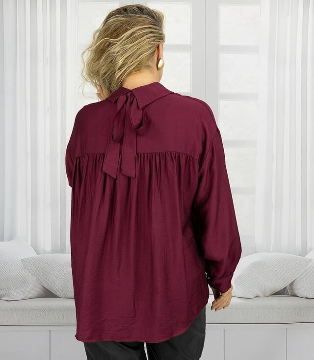 Rückansicht der bordeauxroten Bluse mit Krawatte im Nacken und lockerem Schnitt, ideal für Freizeitlooks.