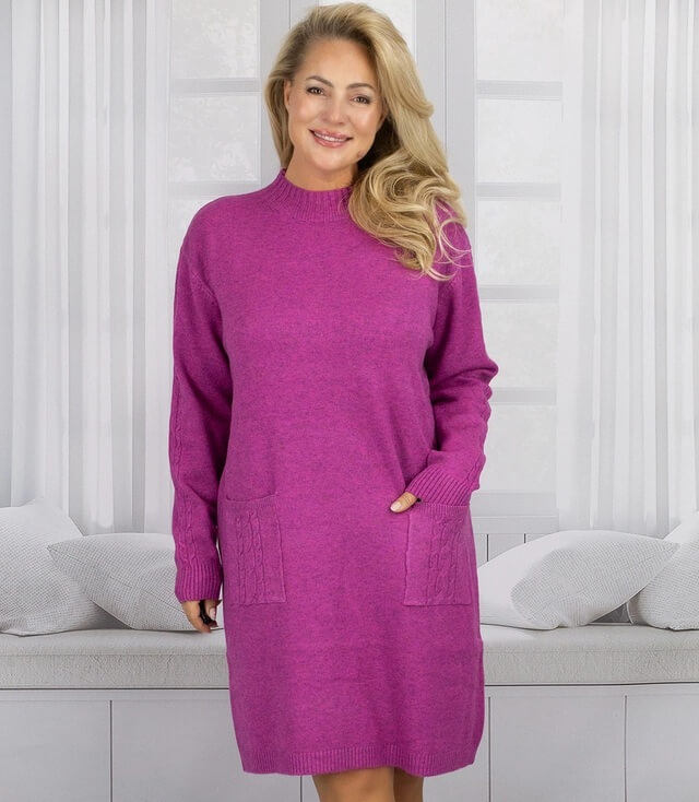 Oversized Strickkleid in rosa mit langen Ärmeln und seitlichen Taschen, modisch und bequem.