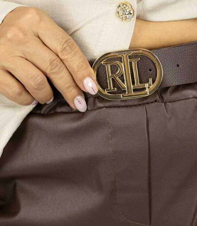 Lederhose Gürtel mit goldener Schnalle und braunem Kunstleder, detailreich abgebildet.