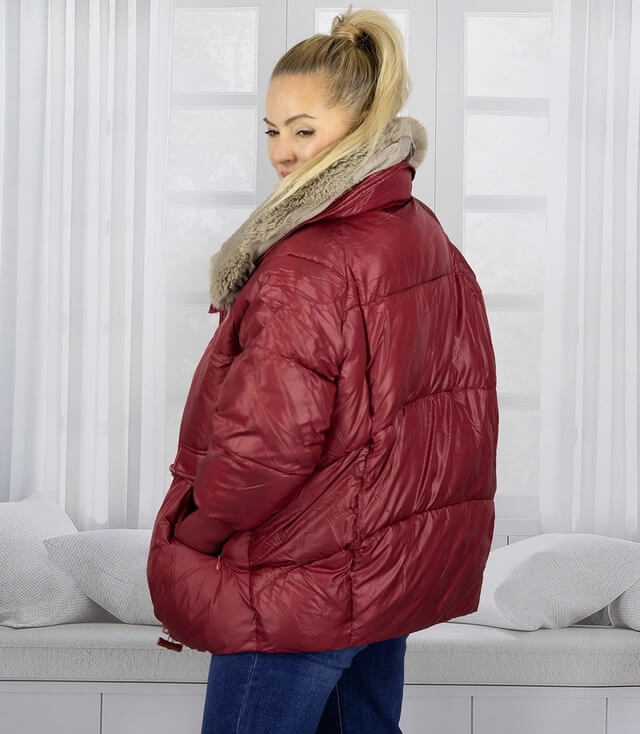 Damen Daunenjacke in Rot mit großer Kapuze und kuscheligem Fellkragen, von hinten getragen.