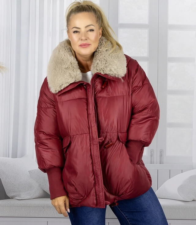 Dunkelrote Daunenjacke mit großem Fellkragen und elastischen Bündchen, lässiger Look.