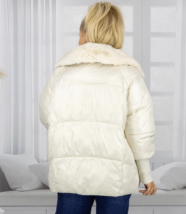 Rückansicht einer weißen Daunenjacke mit Pelzkragen, lässig getragen von einer Frau.