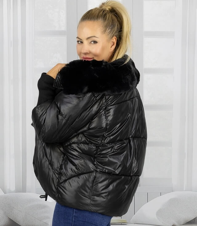 Stylische schwarze Daunenjacke mit voluminösem Schnitt und weich gefüttertem Kragen.