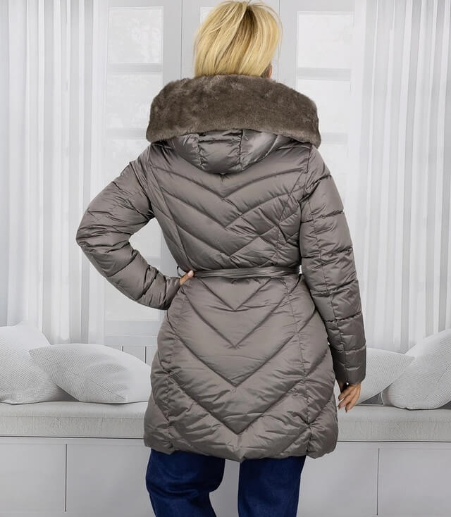 Rückansicht der glänzenden Jacke mit großem Fellkragen und tailliertem Schnitt in Grau.