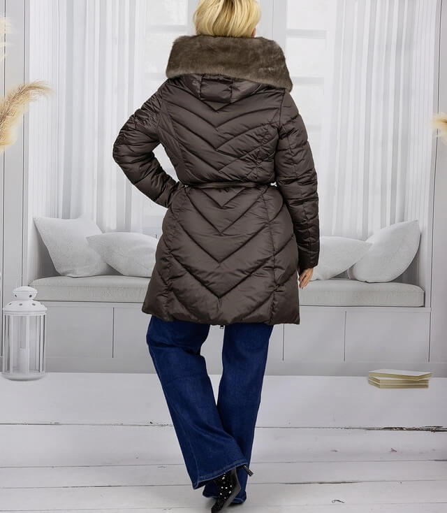 Damen Steppjacke mit voluminösem Kragen, in braun, von hinten getragen, mit Jeans und hohen Schuhen