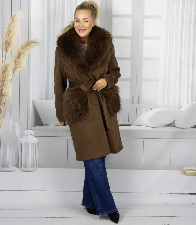Damenmantel in Braun mit voluminösem Kragen und Gürtel, kombiniert mit weiten Jeans für einen eleganten Look.
