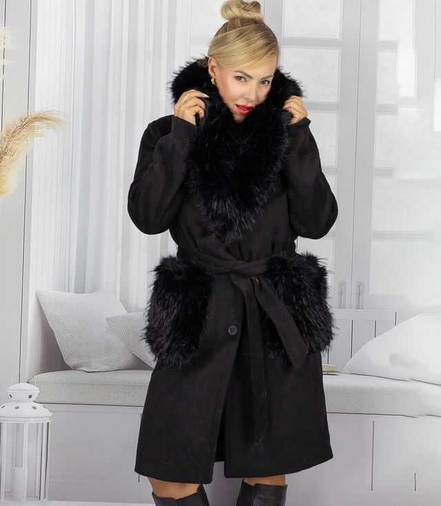 Damenmantel mit weitem Kragen, gefüttert mit schwarzem Kunstfell und Gürtelschlaufe.
