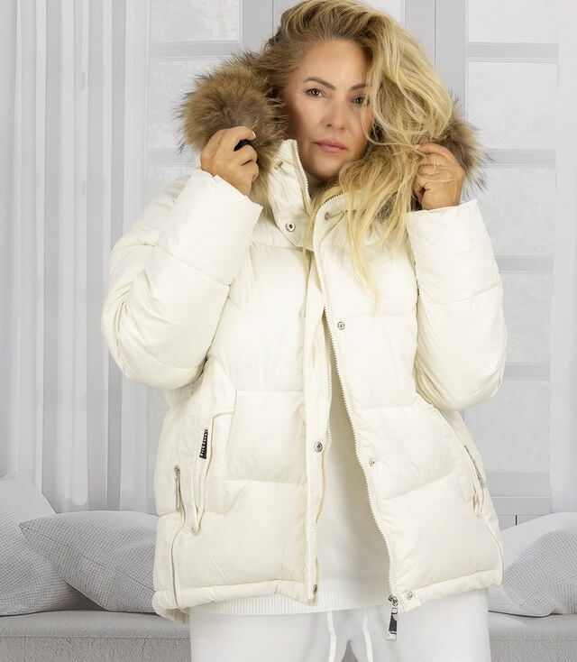 Damen Winterjacke mit Kapuze, warmer, bauschiger Schnitt und Kunstfellbesatz in Cremeweiß.