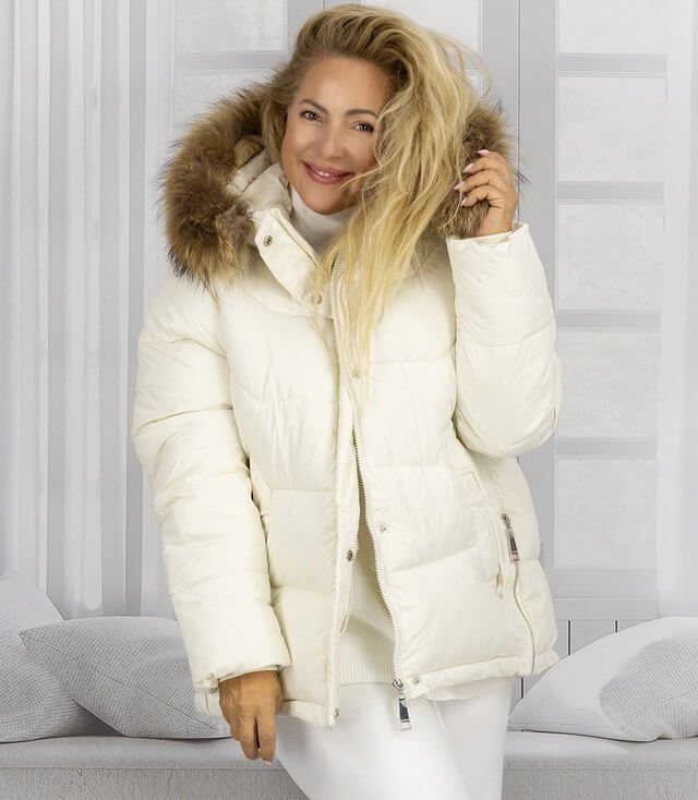 Modische, weiße Daunenjacke mit Kapuze, flauschigem Fellkragen und bequemer Passform.