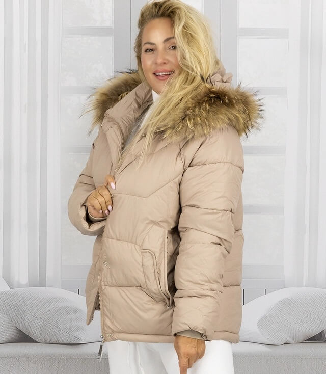 Damen Winterjacke mit Kapuze und Pelzkragen in beige, lässig und warm, ideal für kaltes Wetter.