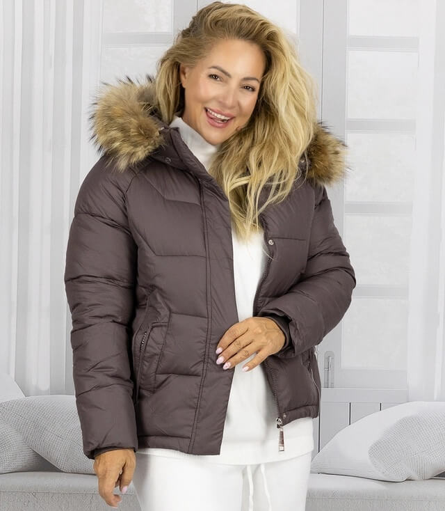 Damen Winterjacke mit Kapuze, braunem Farbton und kuscheligem Fellkragen, model zeigt die Jacke.