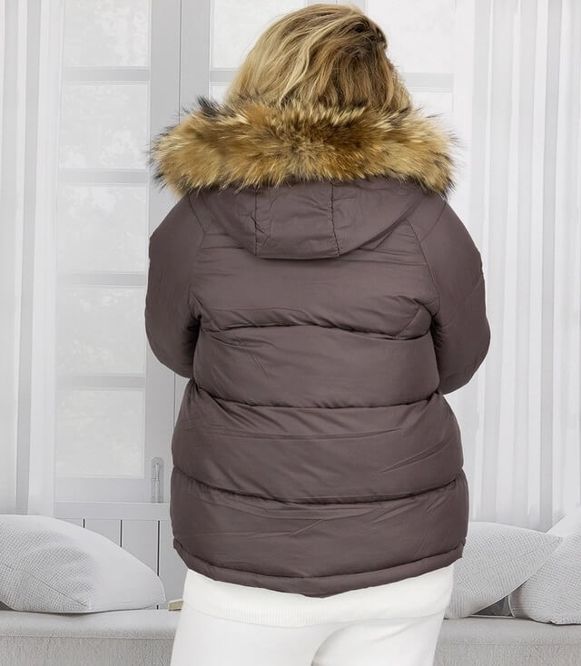 Rückansicht einer lila Daunenjacke mit Kapuze und fellbesetztem Kragen auf einer Person.