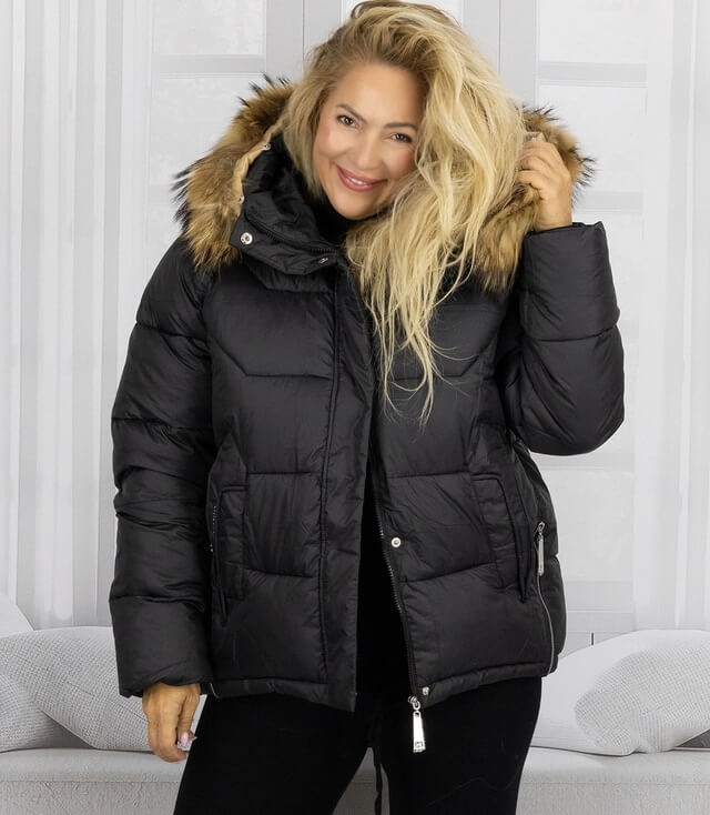 Schwarze Winterjacke mit Kapuze und fellbesetztem Kragen, passend für kalte Temperaturen.