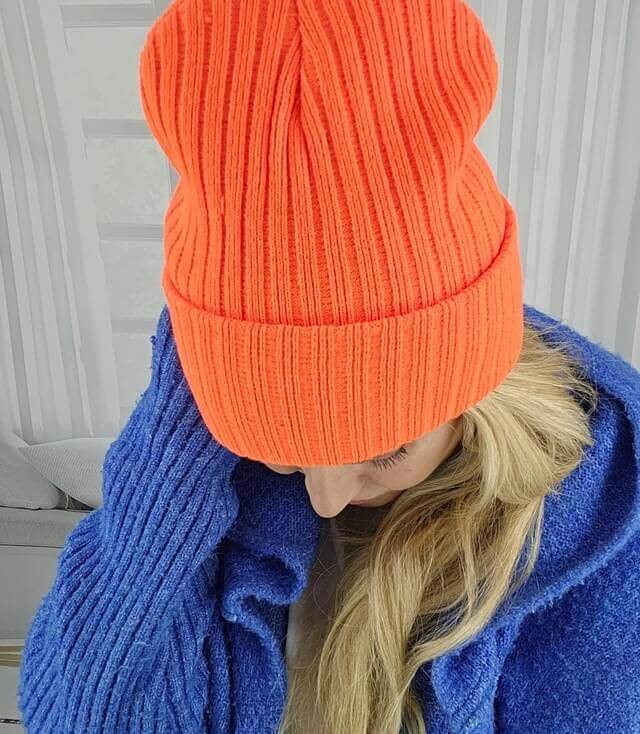 Neonorange Strickmütze von vorne fotografiert