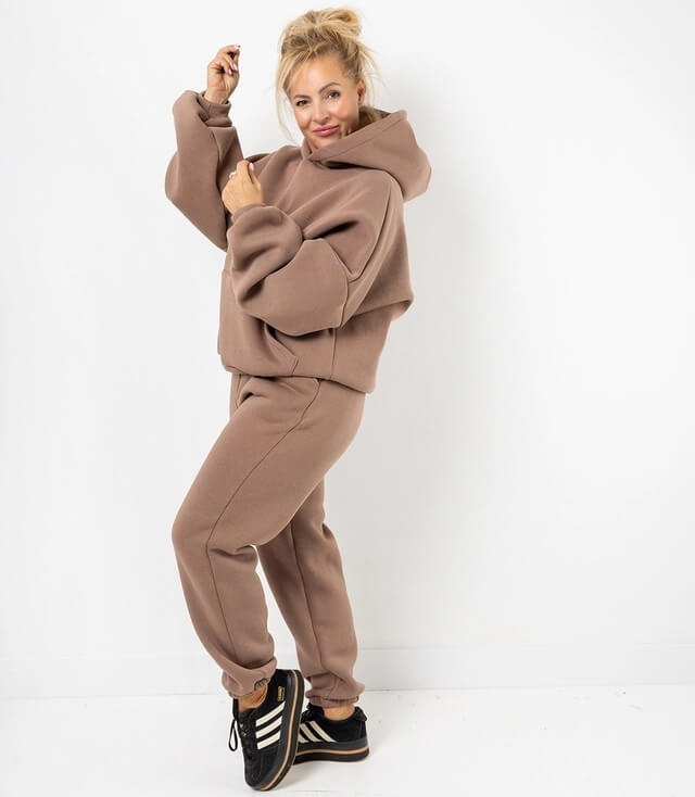 Brauner Sportanzug für Damen mit gemütlichem Hoodie und bequemen Jogginghosen, lässiger Look.