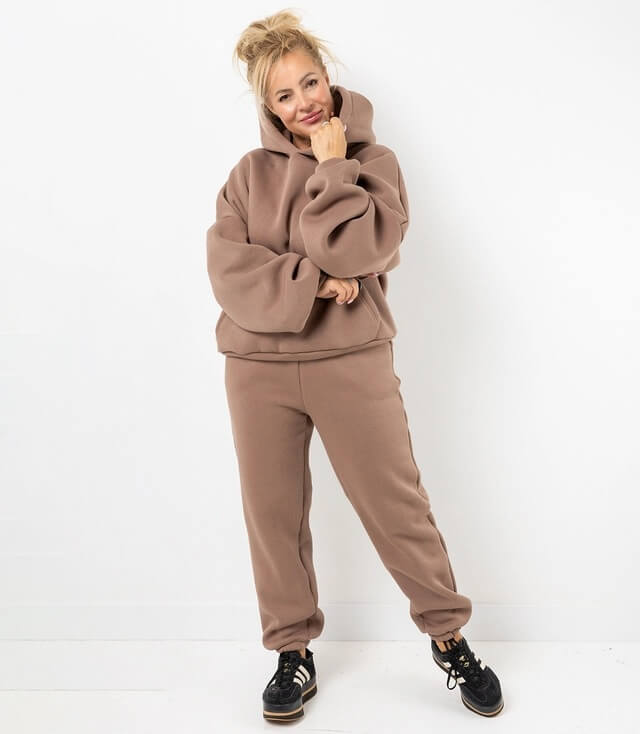 Brauner e Damen Hoodie und bequeme Jogginghose im lässigen Look, ideal für entspannte Tage.