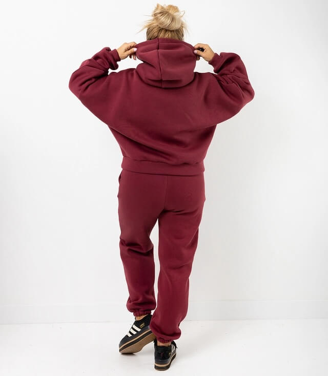 Damen Hoodie und Jogginghose im Bordeauxrot von hinten, lässiger Look und bequemer Schnitt.