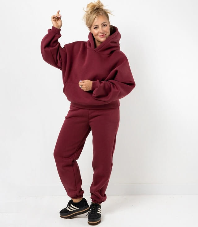 Damen-Loungewear-Set in Burgunderrot: weicher Sweater mit Kapuze und passende Hose für einen entspannten Look.