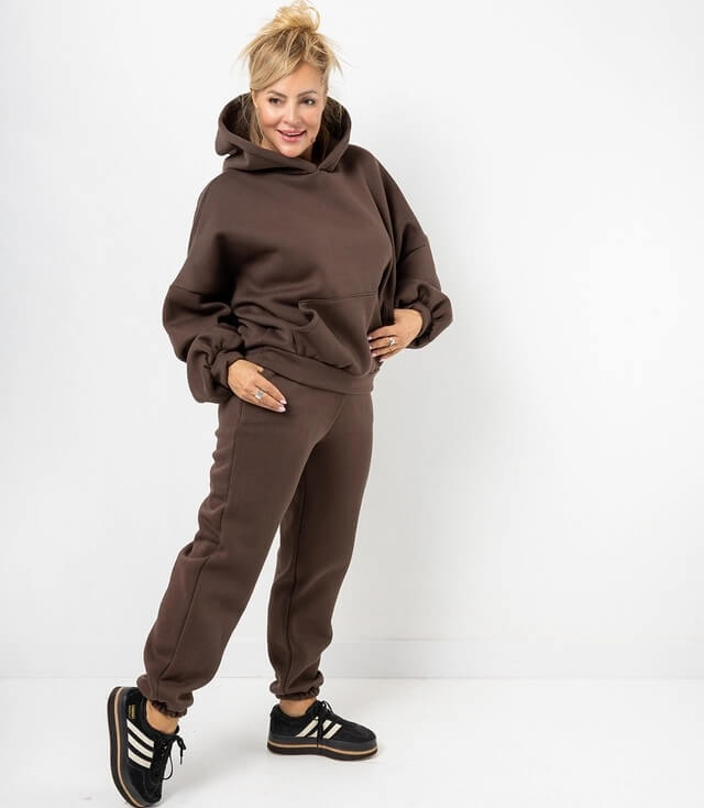 Dame in braunem Hoodie und Jogginghose, lässig und bequem für jeden Tag.