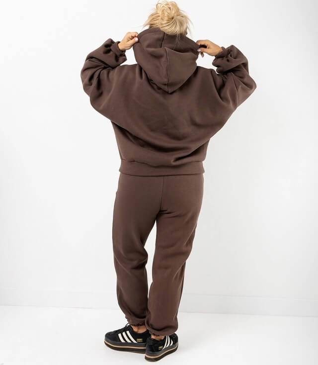 Modischer Freizeitanzug in Braun, bestehend aus Hoodie und Jogginghose, mit lockerer Passform und lässigem Stil.